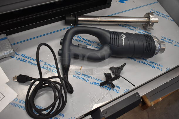 BRAND NEW SCRATCH AND DENT! AvaMix 928IBMD16 16" Medium-Duty Variable Speed Immersion Blender - 3/4 hp. 120 Volts, 1 Phase. Tested and Working! - Image 2 of 4