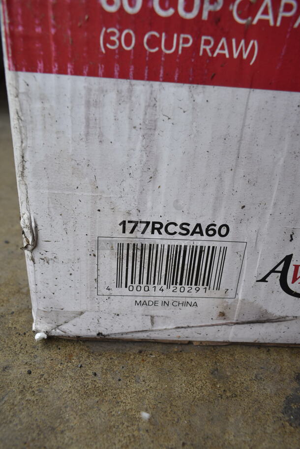 BRAND NEW SCRATCH AND DENT! Avantco 177RCSA60 Stainless Steel 60 Cup (30 Cup Raw) Sealed Electric Rice Cooker / Warmer. 120 Volts, 1 Phase.  - Image 3 of 3