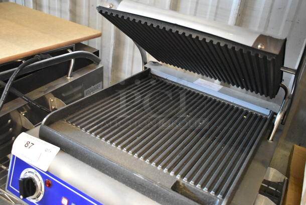 BRAND NEW SCRATCH AND DENT! Globe GPG14D Stainless Steel Commercial Countertop Panini Press. 120 Volts, 1 Phase. Tested and Working! - Image 4 of 5