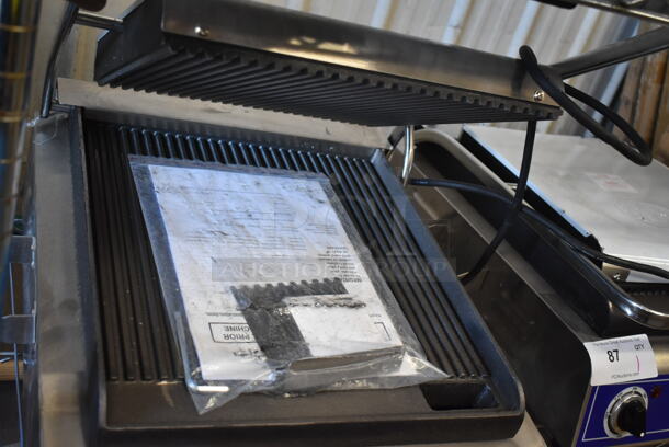 BRAND NEW SCRATCH AND DENT! Globe GPG14DStainless Steel Commercial Countertop Panini Press. 120 Volts, 1 Phase. Tested and Working! - Image 3 of 4
