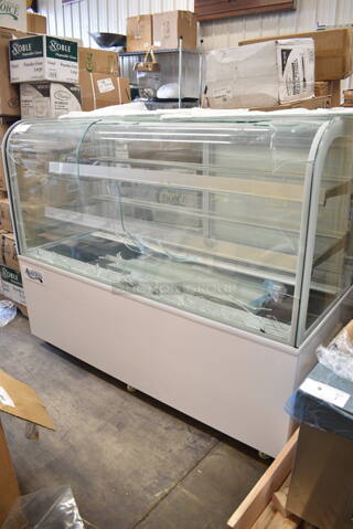 BRAND NEW SCRATCH AND DENT! Avantco 193BC60HCW Metal Commercial Floor Style 60" Curved Glass White Refrigerated Bakery Display Case on Commercial Casters. See Pictures for Glass Damage. 110-120 Volts, 1 Phase. Tested and Working!