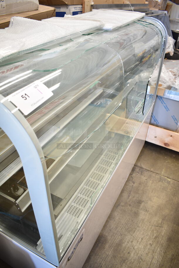 BRAND NEW SCRATCH AND DENT! Avantco 193BC60HCW Metal Commercial Floor Style 60" Curved Glass White Refrigerated Bakery Display Case on Commercial Casters. See Pictures for Glass Damage. 110-120 Volts, 1 Phase. Tested and Working! - Image 3 of 10