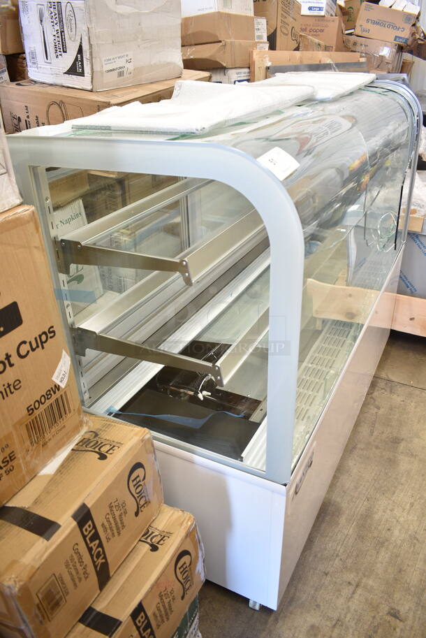 BRAND NEW SCRATCH AND DENT! Avantco 193BC60HCW Metal Commercial Floor Style 60" Curved Glass White Refrigerated Bakery Display Case on Commercial Casters. See Pictures for Glass Damage. 110-120 Volts, 1 Phase. Tested and Working! - Image 4 of 10