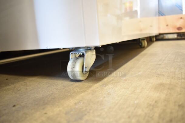BRAND NEW SCRATCH AND DENT! Avantco 193BC60HCW Metal Commercial Floor Style 60" Curved Glass White Refrigerated Bakery Display Case on Commercial Casters. See Pictures for Glass Damage. 110-120 Volts, 1 Phase. Tested and Working! - Image 6 of 10