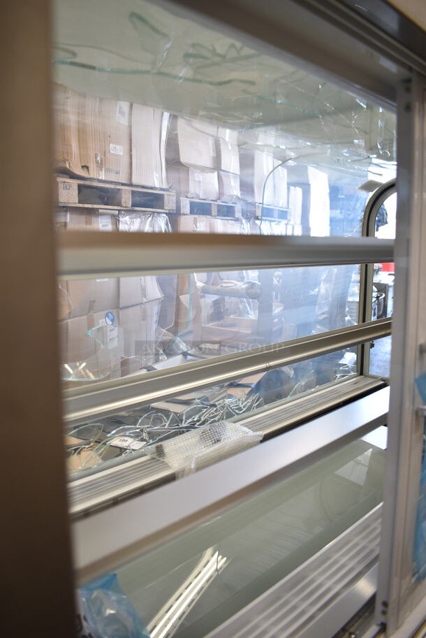 BRAND NEW SCRATCH AND DENT! Avantco 193BC60HCW Metal Commercial Floor Style 60" Curved Glass White Refrigerated Bakery Display Case on Commercial Casters. See Pictures for Glass Damage. 110-120 Volts, 1 Phase. Tested and Working! - Image 9 of 10