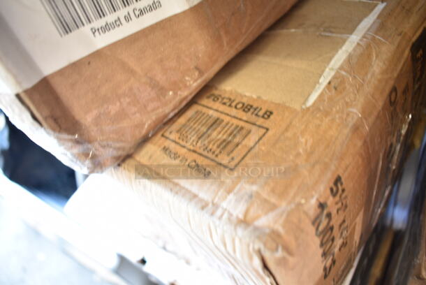 PALLET LOT of 28 BRAND NEW Boxes Including 1500050 Kari-Out Company 1/4 lb. Square Glassine Bag - 1000/Case, 5008W Choice 8 oz. Tall White Poly Paper Hot Cup - 1000/Case, 3 Box 127RD8BULK Choice 8 oz. Customizable Microwavable Translucent Round Deli Container - 500/Case, 2 Box 395RP09 EcoChoice Compostable Sugarcane / Bagasse 9" Plate - 500/Case, 50012C Choice 12 oz. Coffee Print Poly Paper Hot Cup - 1000/Case, 43309HCAKE Choice 9" High Dome Cake Display Container, 130LID12 Visions 12" Clear PET Plastic Round Catering Tray High Dome Lid, 612LOB1LB Choice Oblong Foil-Laminated Board Lid for 1 lb. Foil Take-Out Container - 1000/Case, 966TALLFLDB Choice White Tall-Fold 6" x 13" Dispenser Napkin - 8000/Case, 347RTB3BK Choice 2.5 oz. Black Round Plastic Mini Bowl - 200/Case, 3 Box 128HD8COMBO  ChoiceHD 8 oz. Microwavable Translucent Plastic Deli Container and Lid Combo Pack - 240/Case, 129MCS242CB Choice 30 oz. Black 8 3/4" x 6" x 2 3/4" 2-Compartment Rectangular Microwavable Heavy Weight Container with Lid - 150/Case, 245CPB14 PRINT Pizza Boxes, 2 Boxes Cambro PSB8176 1.67 Qt. Pebbled Serving/Salad Bowl. 28 Times Your Bid! - Image 9 of 12