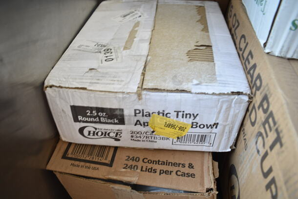 PALLET LOT of 28 BRAND NEW Boxes Including 1500050 Kari-Out Company 1/4 lb. Square Glassine Bag - 1000/Case, 5008W Choice 8 oz. Tall White Poly Paper Hot Cup - 1000/Case, 3 Box 127RD8BULK Choice 8 oz. Customizable Microwavable Translucent Round Deli Container - 500/Case, 2 Box 395RP09 EcoChoice Compostable Sugarcane / Bagasse 9" Plate - 500/Case, 50012C Choice 12 oz. Coffee Print Poly Paper Hot Cup - 1000/Case, 43309HCAKE Choice 9" High Dome Cake Display Container, 130LID12 Visions 12" Clear PET Plastic Round Catering Tray High Dome Lid, 612LOB1LB Choice Oblong Foil-Laminated Board Lid for 1 lb. Foil Take-Out Container - 1000/Case, 966TALLFLDB Choice White Tall-Fold 6" x 13" Dispenser Napkin - 8000/Case, 347RTB3BK Choice 2.5 oz. Black Round Plastic Mini Bowl - 200/Case, 3 Box 128HD8COMBO  ChoiceHD 8 oz. Microwavable Translucent Plastic Deli Container and Lid Combo Pack - 240/Case, 129MCS242CB Choice 30 oz. Black 8 3/4" x 6" x 2 3/4" 2-Compartment Rectangular Microwavable Heavy Weight Container with Lid - 150/Case, 245CPB14 PRINT Pizza Boxes, 2 Boxes Cambro PSB8176 1.67 Qt. Pebbled Serving/Salad Bowl. 28 Times Your Bid! - Image 12 of 12
