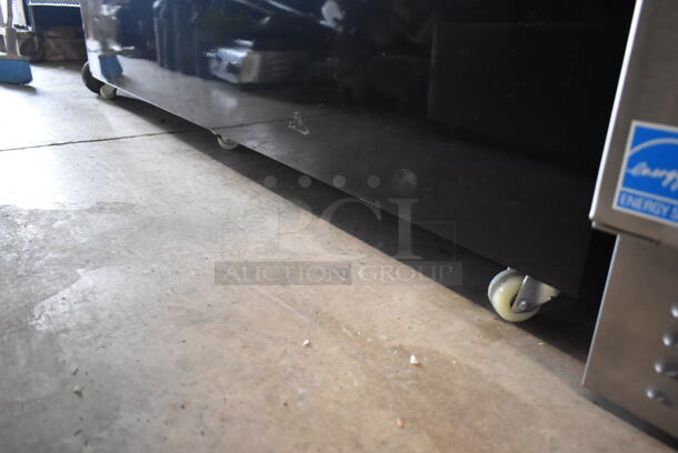 BRAND NEW SCRATCH AND DENT! Avantco 193BCD72B Metal Commercial Floor Style 72" Curved Glass Black Dry Bakery Display Case on Commercial Casters. See Pictures for Broken Glass. 110-120 Volts, 1 Phase.  - Image 6 of 7