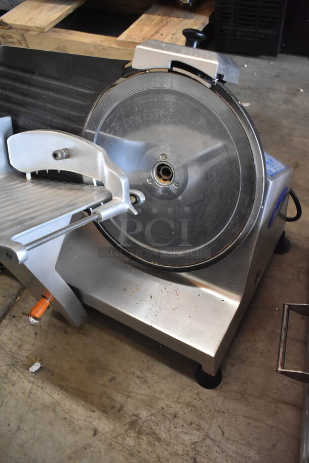 Vollrath SLR 7012 40849 Stainless Steel Commercial Countertop Meat Slicer w/ Blade Sharpener. 115 Volts, 1 Phase. Tested and Working! - Image 3 of 5