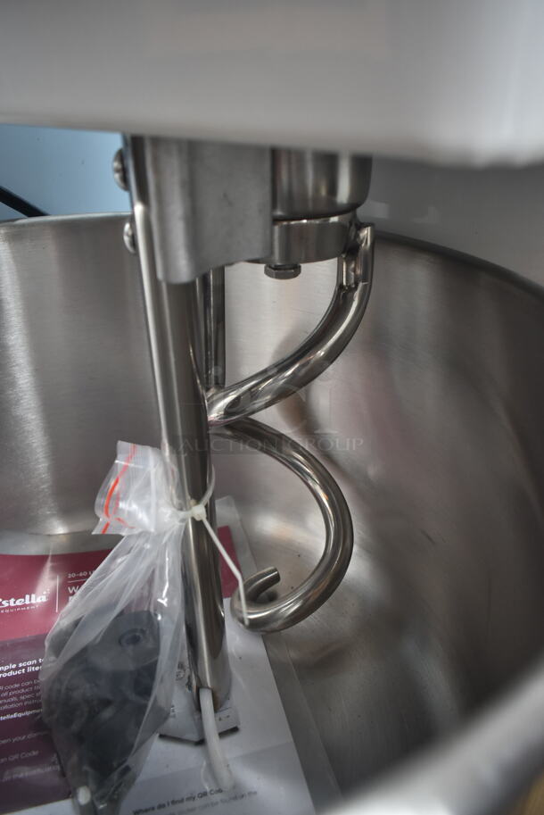 BRAND NEW SCRATCH AND DENT! Estella 348SM30 Metal Commercial 30 Qt. / 45 lb. Two-Speed Spiral Dough Mixer w/ Stainless Steel Mixing Bowl, Bowl Guard and Dough Hook Attachment. 120 Volts, 1 Phase. Tested and Working! - Image 4 of 7