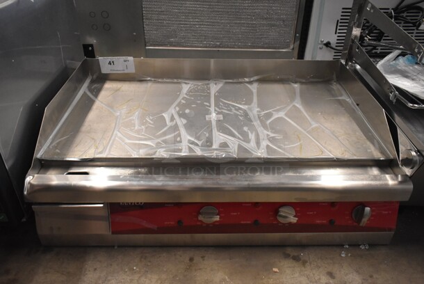 BRAND NEW SCRATCH AND DENT! Avantco 177EG30N Stainless Steel Commercial 30" Electric Countertop Griddle. 208/240 Volts, 1 Phase.  - Image 2 of 5