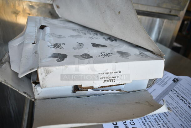 BRAND NEW SCRATCH AND DENT! Robot Coupe 29334W 3/8" Slicing Disc w/ Robot Coupe 102065 Dicing Grid - Image 3 of 5