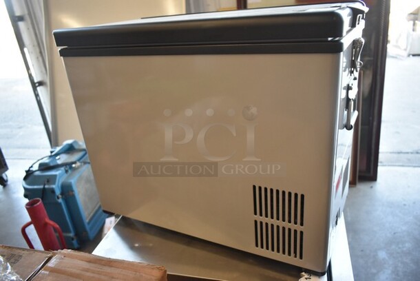 BRAND NEW SCRATCH AND DENT! Whynter FM-452SG Elite 45 Quart SlimFit Portable Freezer Refrigerator. 115 Volt, 1 Phase. Tested and Working! - Image 3 of 9