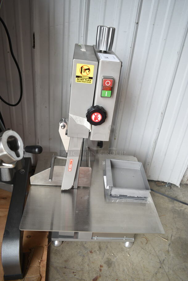 BRAND NEW SCRATCH AND DENT! Avantco EMBS65SS 65" Blade Stainless Steel Countertop Vertical Band Meat Saw. 110 Volts, 1 Phase. Tested and Working! - Image 4 of 9