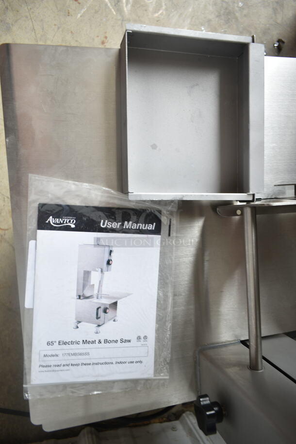 BRAND NEW SCRATCH AND DENT! Avantco EMBS65SS 65" Blade Stainless Steel Countertop Vertical Band Meat Saw. 110 Volts, 1 Phase. Tested and Working! - Image 6 of 9