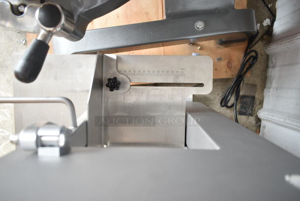BRAND NEW SCRATCH AND DENT! Avantco EMBS65SS 65" Blade Stainless Steel Countertop Vertical Band Meat Saw. 110 Volts, 1 Phase. Tested and Working! - Image 7 of 9