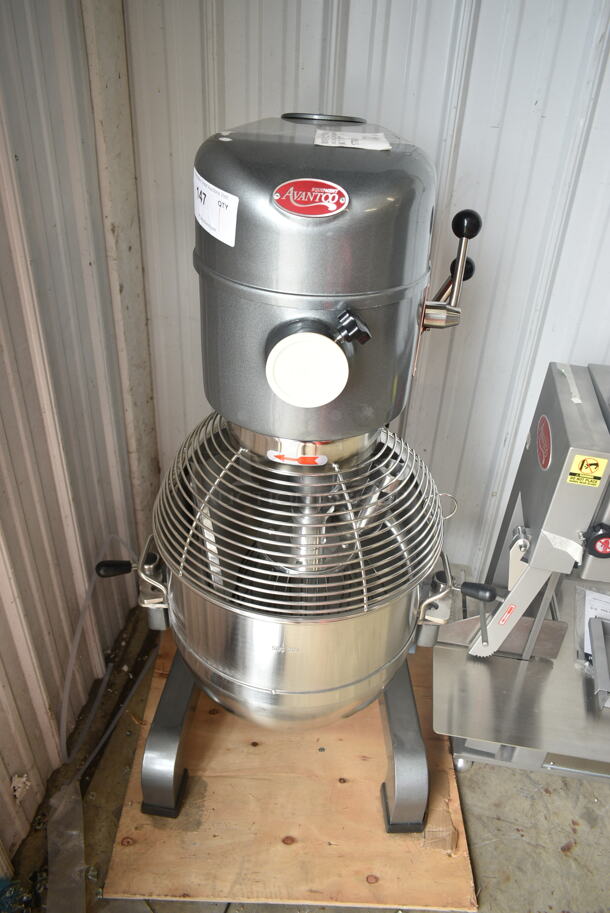 BRAND NEW SCRATCH AND DENT! Avantco 177MX40H Metal Commercial Floor Style 40 Qt. Planetary Floor Mixer w/ Stainless Steel Mixing Bowl, Bowl Guard, Paddle, Dough Hook and Whisk Attachments. 240 Volts, 1 Phase. - Image 2 of 9