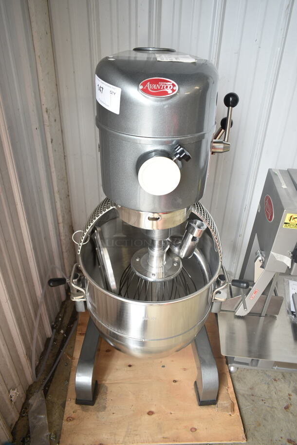 BRAND NEW SCRATCH AND DENT! Avantco 177MX40H Metal Commercial Floor Style 40 Qt. Planetary Floor Mixer w/ Stainless Steel Mixing Bowl, Bowl Guard, Paddle, Dough Hook and Whisk Attachments. 240 Volts, 1 Phase. - Image 3 of 9