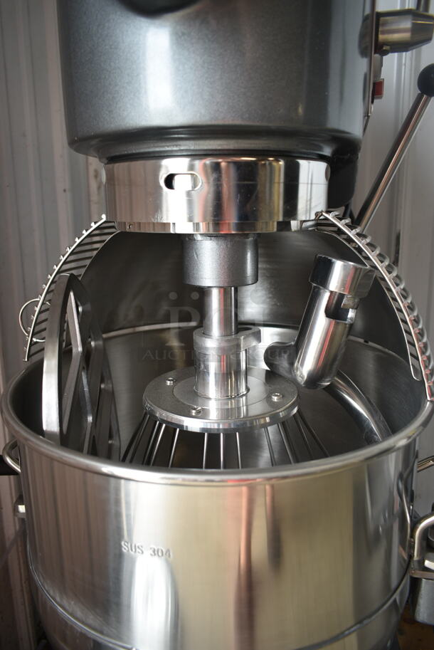BRAND NEW SCRATCH AND DENT! Avantco 177MX40H Metal Commercial Floor Style 40 Qt. Planetary Floor Mixer w/ Stainless Steel Mixing Bowl, Bowl Guard, Paddle, Dough Hook and Whisk Attachments. 240 Volts, 1 Phase. - Image 6 of 9