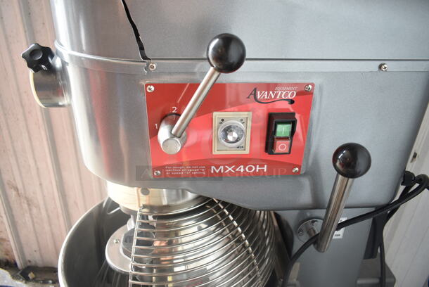 BRAND NEW SCRATCH AND DENT! Avantco 177MX40H Metal Commercial Floor Style 40 Qt. Planetary Floor Mixer w/ Stainless Steel Mixing Bowl, Bowl Guard, Paddle, Dough Hook and Whisk Attachments. 240 Volts, 1 Phase. - Image 7 of 9