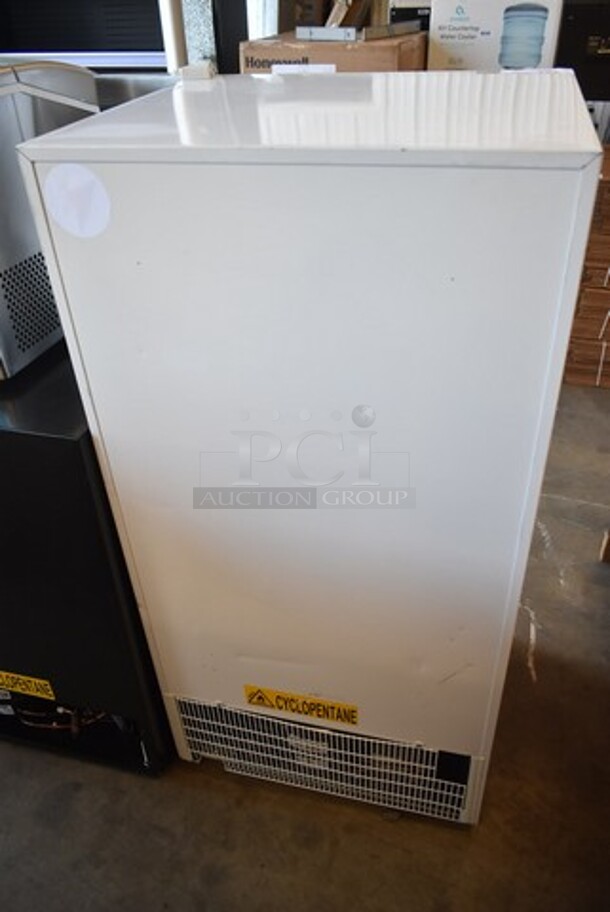 BRAND NEW SCRATCH AND DENT! Whynter CBM-815WS Freestanding 8.1 CF Commercial Beverage Merchandiser. 115 Volt, 1 Phase. Tested and Working! - Image 4 of 5