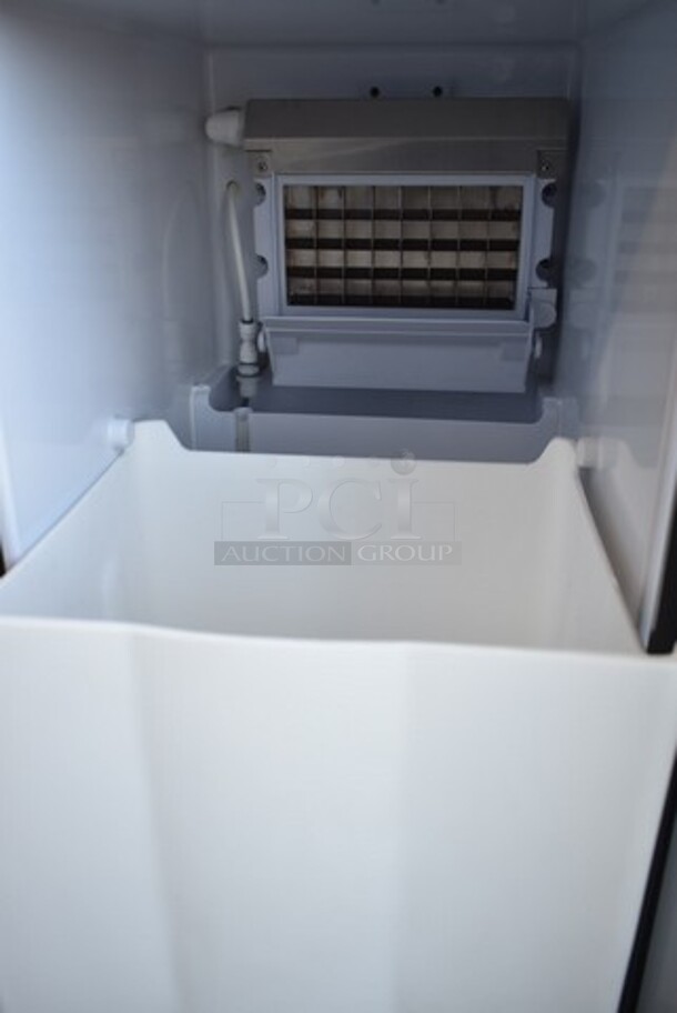 BRAND NEW SCRATCH AND DENT! Whynter UIM-502SS Built-In / Freestanding 15" Ice Maker Machine Stainless Steel 25lb. 115 Volt, 1 Phase. Tested and Working! - Image 4 of 6