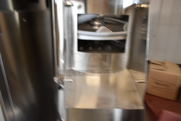 BRAND NEW SCRATCH AND DENT! 2023 Avantco PPF40 40 lb. Floor Potato Peeler. 120 Volts, 1 Phase. Tested and Working! - Image 6 of 6