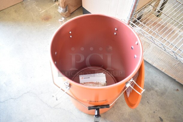 BRAND NEW SCRATCH AND DENT! Fryclone 259FOPN6GL 6.5 Gallon Orange Utility Oil Pail - Image 4 of 6