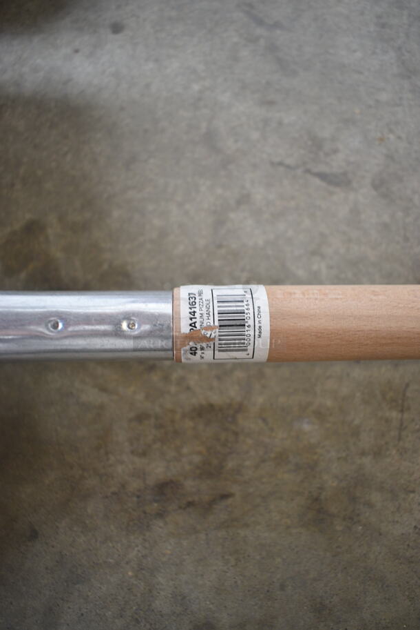 2 BRAND NEW SCRATCH AND DENT! Choice 407PPA141637 14" x 16" Aluminum Pizza Peel with 21" Wooden Handle. 2 Times Your Bid! - Image 5 of 6
