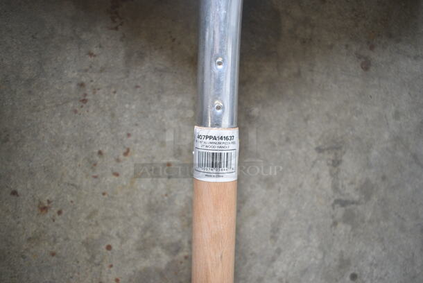 2 BRAND NEW SCRATCH AND DENT! Choice 407PPA141637 14" x 16" Aluminum Pizza Peel with 21" Wooden Handle. 2 Times Your Bid! - Image 6 of 6