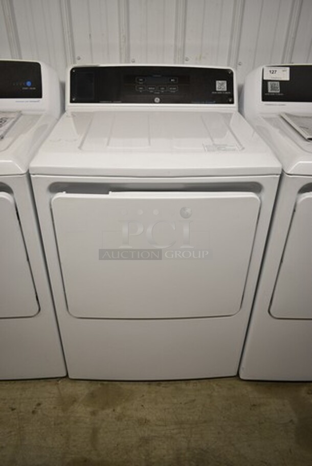 BRAND NEW SCRATCH AND DENT! General Electric GE VTD52EASR0WB 7.4 cu. ft. Front Load Gas-Powered Commercial Dryer - Free Use / App Payment / Coin Compatible.  - Image 2 of 7