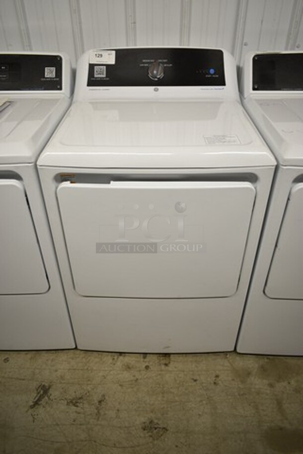 BRAND NEW SCRATCH AND DENT! General Electric GE VTD52GASROWB 7.4 cu. ft. Front Load Gas-Powered Commercial Dryer - Free Use / App Payment.  - Image 2 of 7