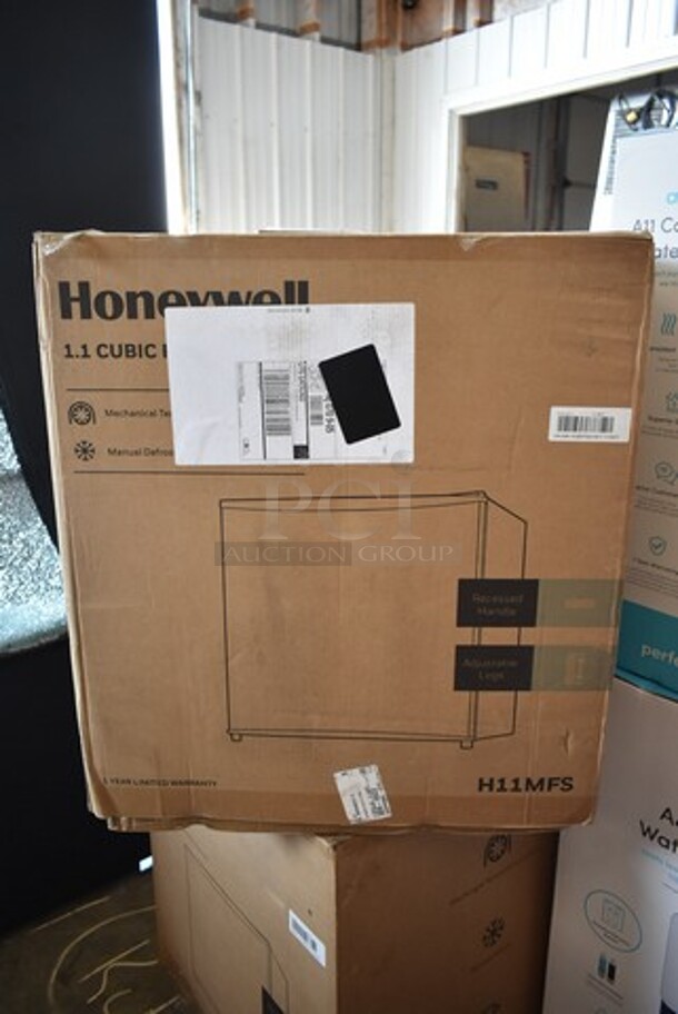 BRAND NEW IN BOX! Honeywell H11MFS Mini Compact Freezer Countertop 1.1 Cubic Feet Single Door Upright Freezer with Reversible Door - Image 2 of 5