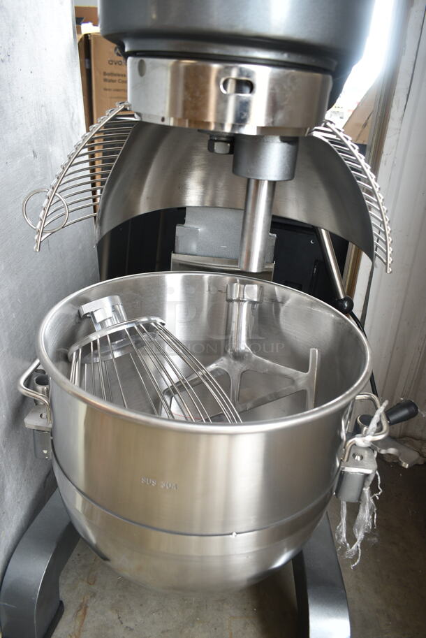 BRAND NEW SCRATCH AND DENT! Avantco 177MX40H Metal Commercial Floor Style 40 Qt. Planetary Floor Mixer w/ Stainless Steel Mixing Bowl, Bowl Guard, Paddle and Whisk Attachments. 240 Volts, 1 Phase. - Image 5 of 10