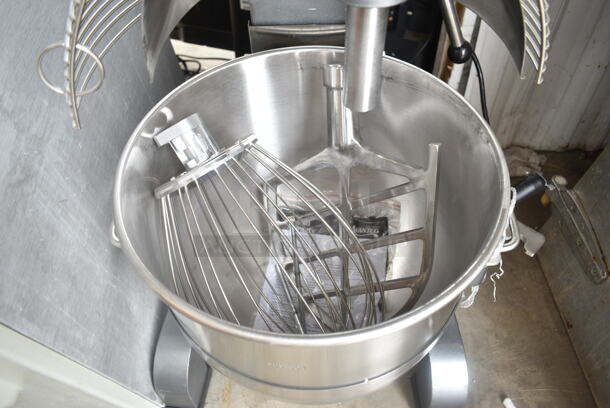 BRAND NEW SCRATCH AND DENT! Avantco 177MX40H Metal Commercial Floor Style 40 Qt. Planetary Floor Mixer w/ Stainless Steel Mixing Bowl, Bowl Guard, Paddle and Whisk Attachments. 240 Volts, 1 Phase. - Image 6 of 10