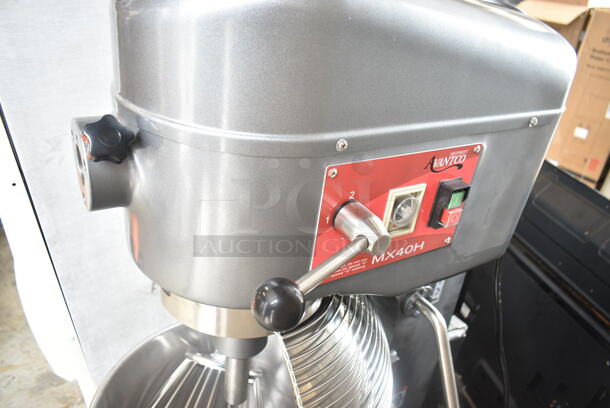 BRAND NEW SCRATCH AND DENT! Avantco 177MX40H Metal Commercial Floor Style 40 Qt. Planetary Floor Mixer w/ Stainless Steel Mixing Bowl, Bowl Guard, Paddle and Whisk Attachments. 240 Volts, 1 Phase. - Image 7 of 10