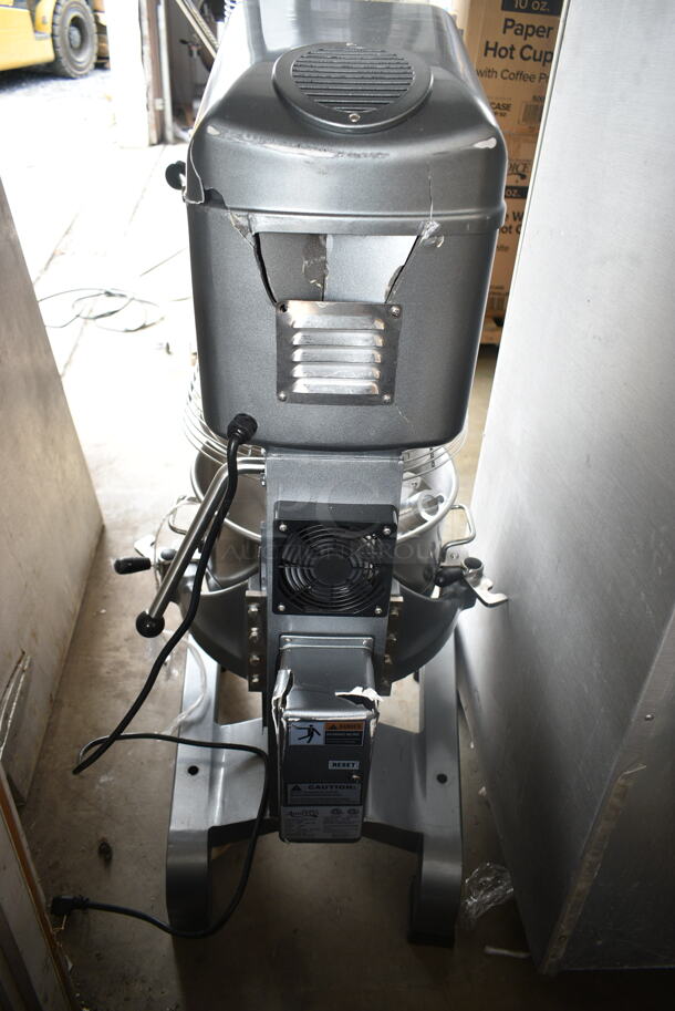 BRAND NEW SCRATCH AND DENT! Avantco 177MX40H Metal Commercial Floor Style 40 Qt. Planetary Floor Mixer w/ Stainless Steel Mixing Bowl, Bowl Guard, Paddle and Whisk Attachments. 240 Volts, 1 Phase. - Image 9 of 10