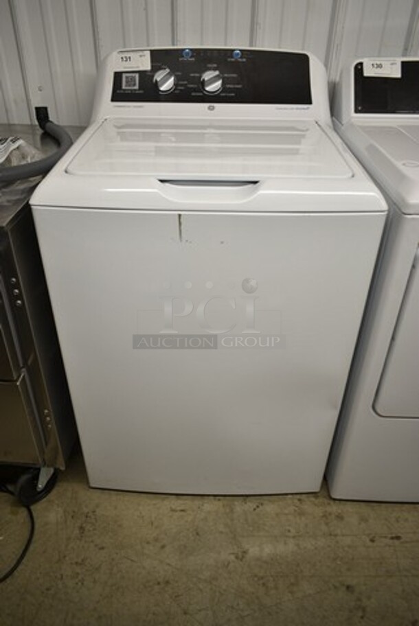 BRAND NEW SCRATCH AND DENT! General Electric GE VTW525ASR3WB 4.2 cu. ft. Top Load Electric Commercial Washer - Free Use / App Payment. 120 Volts, 1 Phase.  - Image 2 of 8