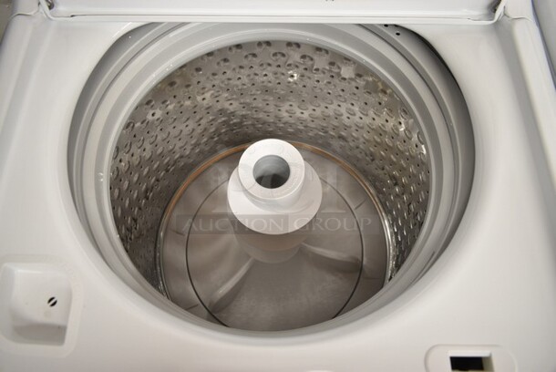 BRAND NEW SCRATCH AND DENT! General Electric GE VTW525ASR3WB 4.2 cu. ft. Top Load Electric Commercial Washer - Free Use / App Payment. 120 Volts, 1 Phase.  - Image 4 of 8