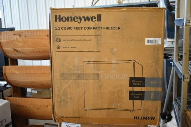 BRAND NEW IN BOX! Honeywell H11MFW 1.1 Cubic Feet Compact Freezer - Image 3 of 4