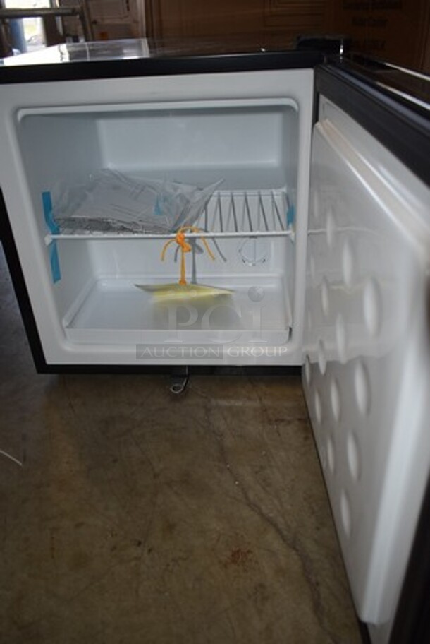 BRAND NEW SCRATCH AND DENT! Honeywell H11MFB  1.1 Cubic Feet Compact Freezer. Tested and Working! - Image 3 of 4