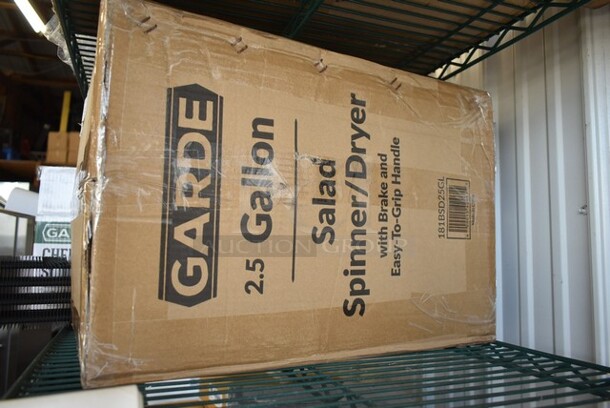 BRAND NEW SCRATCH AND DENT! Garde 181BSD25GL 2.5 Gallon Salad Spinner / Dryer with Brake - Image 3 of 4