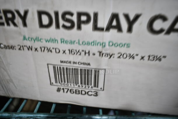 BRAND NEW SCRATCH AND DENT! Choice 176BDC3 3 Tray Bakery Display Case with Rear Doors - 21" x 17 3/4" x 16 1/2" - Image 4 of 4