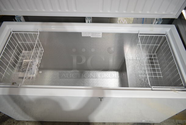 BRAND NEW SCRATCH AND DENT! Galaxy 177CF16HC Commercial Chest Freezer - 15.9 cu. ft. 115 Volts, 1 Phase. Tested and Working! - Image 4 of 6