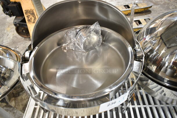 3 BRAND NEW SCRATCH AND DENT! Round Chafers; 2 Acopa Supreme 6.5 Qt. Round Gold Accent Roll Top Chafer and Acopa Supreme 6.5 Qt. Round Chrome Accent Roll Top Chafer. 3 Times Your Bid! - Image 6 of 9