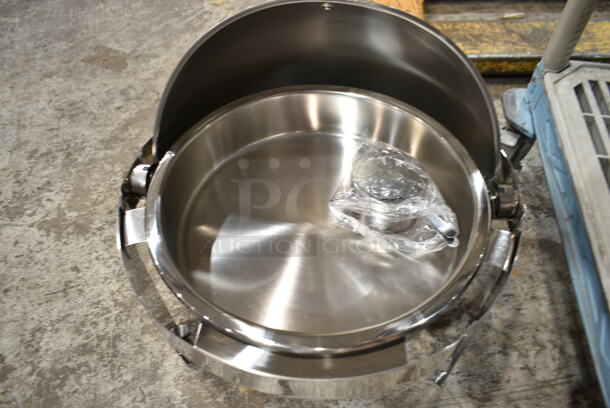 3 BRAND NEW SCRATCH AND DENT! Round Chafers; 2 Acopa Supreme 6.5 Qt. Round Gold Accent Roll Top Chafer and Acopa Supreme 6.5 Qt. Round Chrome Accent Roll Top Chafer. 3 Times Your Bid! - Image 9 of 9