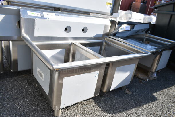 BRAND NEW SCRATCH AND DENT! Regency 600S21620 39" 16 Gauge Stainless Steel Two Compartment Commercial Sink with Stainless Steel Legs and Cross Bracing - 16" x 20" x 12" Bowls - Image 3 of 7