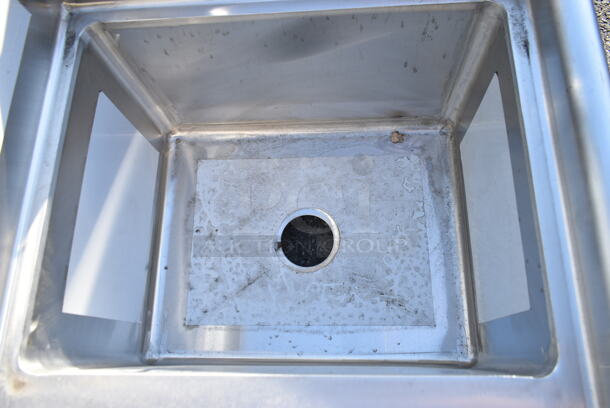 BRAND NEW SCRATCH AND DENT! Regency 600S21620 39" 16 Gauge Stainless Steel Two Compartment Commercial Sink with Stainless Steel Legs and Cross Bracing - 16" x 20" x 12" Bowls - Image 5 of 7