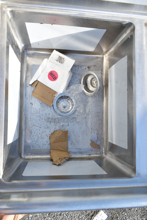 BRAND NEW SCRATCH AND DENT! Regency 600S21620 39" 16 Gauge Stainless Steel Two Compartment Commercial Sink with Stainless Steel Legs and Cross Bracing - 16" x 20" x 12" Bowls - Image 6 of 7