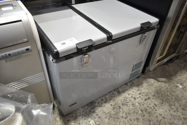 BRAND NEW SCRATCH AND DENT! Whynter FM-62DZ 62 Quart Dual Zone Portable Refrigerator and Deep Freezer Chest, AC 110V/ DC 12V, Real Freezer for Car, Home, and RV, -8°F to 50°F Temperature Range. 115 Volts, 1 Phase. Tested and Working! - Image 3 of 8